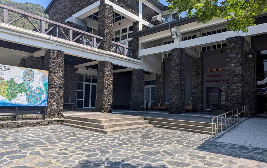 台灣原住民族文化園區視聽館，石板柱廊建築